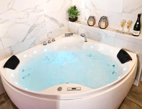 Majord'Home Spa 4*-L'Elegance-Balneo Vieille Ville Annecy Exteriör bild
