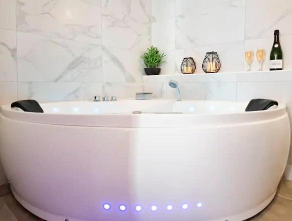 Majord'Home Spa 4*-L'Elegance-Balneo Vieille Ville Annecy Exteriör bild